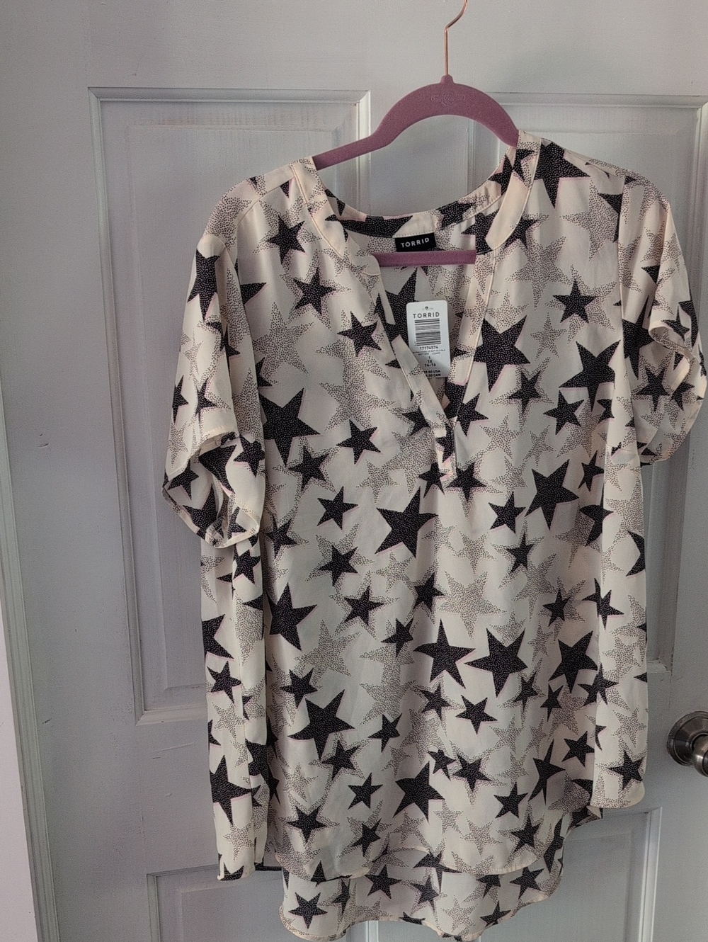 Torrid Cream and Black Star Print V-Neck Blouse. Short Sleeve NWT